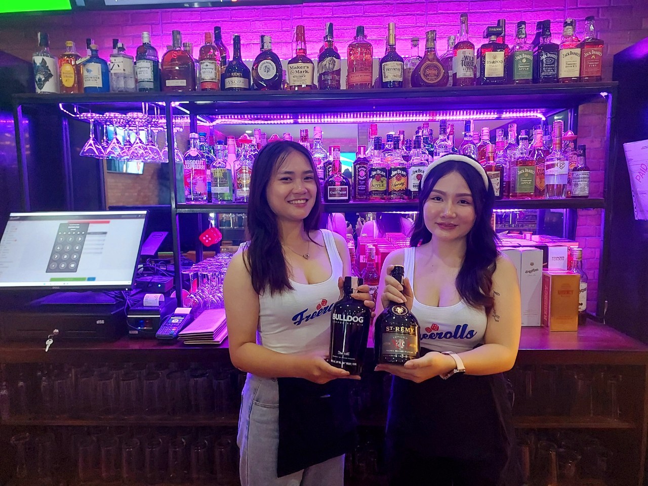 happy-hour-in-chiang-mai-freerolls-sports-bar-and-restaurant