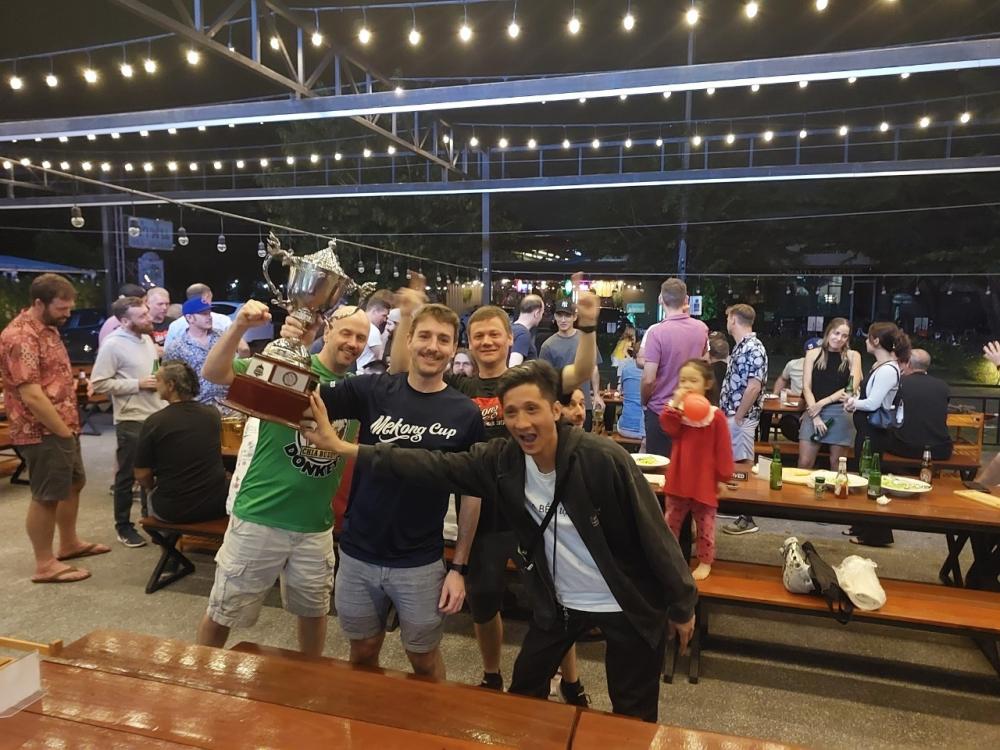 Menyaksikan Kembang Api Yang Memukau Langit Menyaksikan Kembang Api Yang Memukau Langit