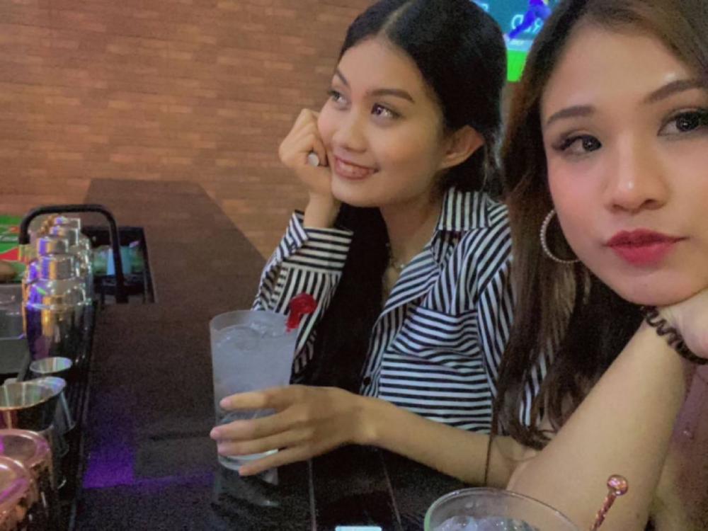 Menyantap Hidangan Lezat Thailand Menyantap Hidangan Lezat Thailand