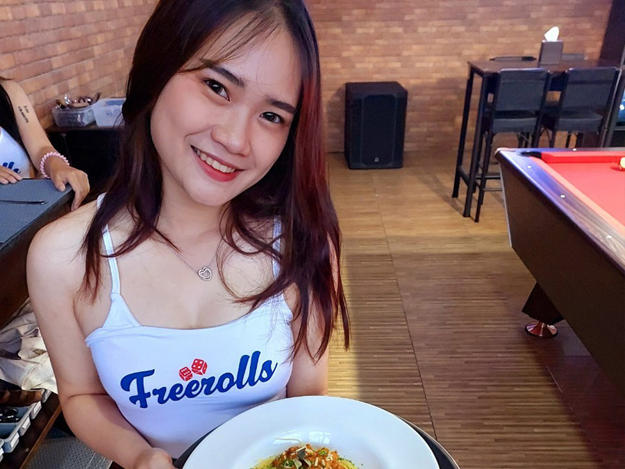 Chiang Mai-jenter Som Serverer