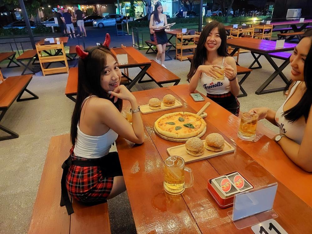 Chiang Main Tyttöjen Tarjoilu