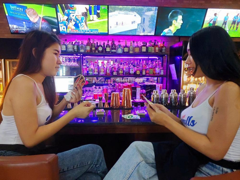 Beliebte Bars In Phuket Haben Bis 2 Uhr Geöffnet.