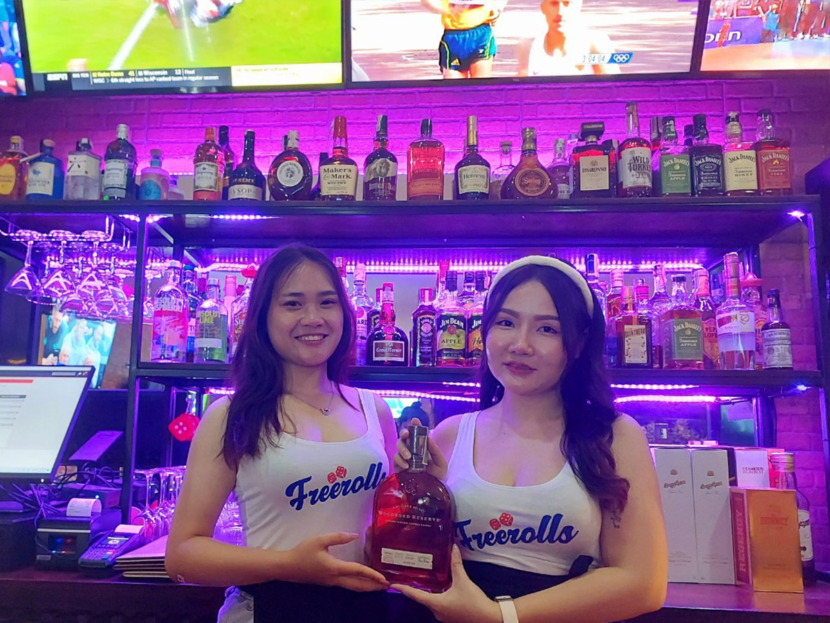 Garotas De Chiang Mai Servindo