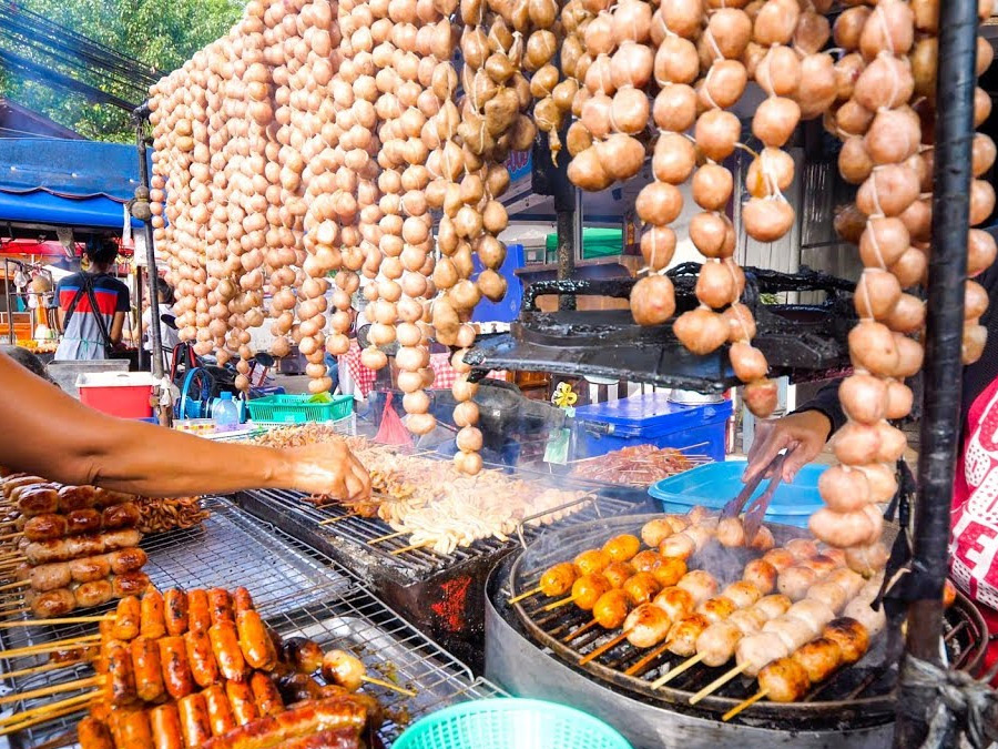 थाईलैंड में सड़क का खाना: एक सच्ची रसोईघरीय अनुभव