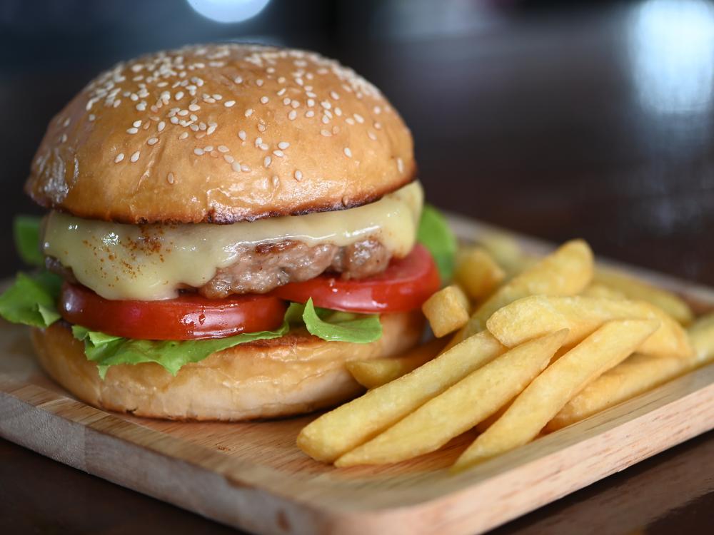 Menyajikan Makanan Ringan Dan Snek Bar Yang Lazat