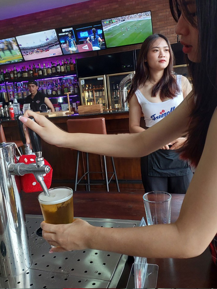 chiang mai girls serving