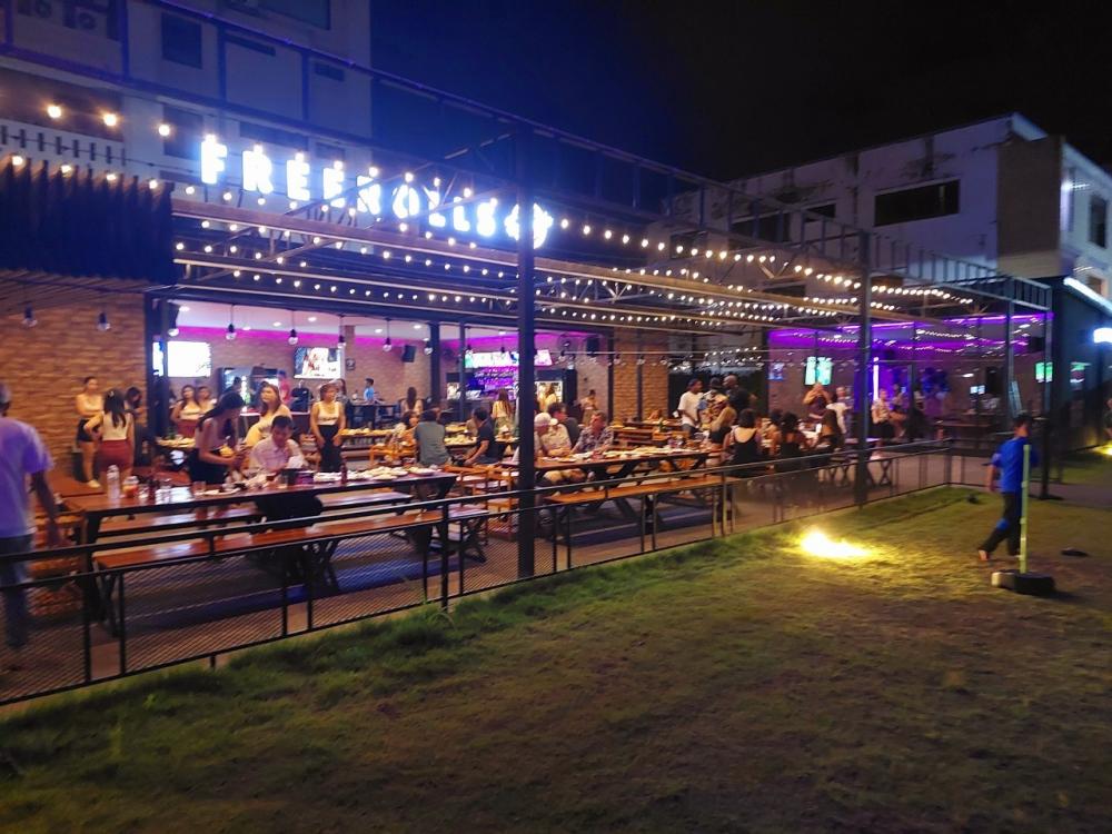 Discover hidden cafes with openair seating areas