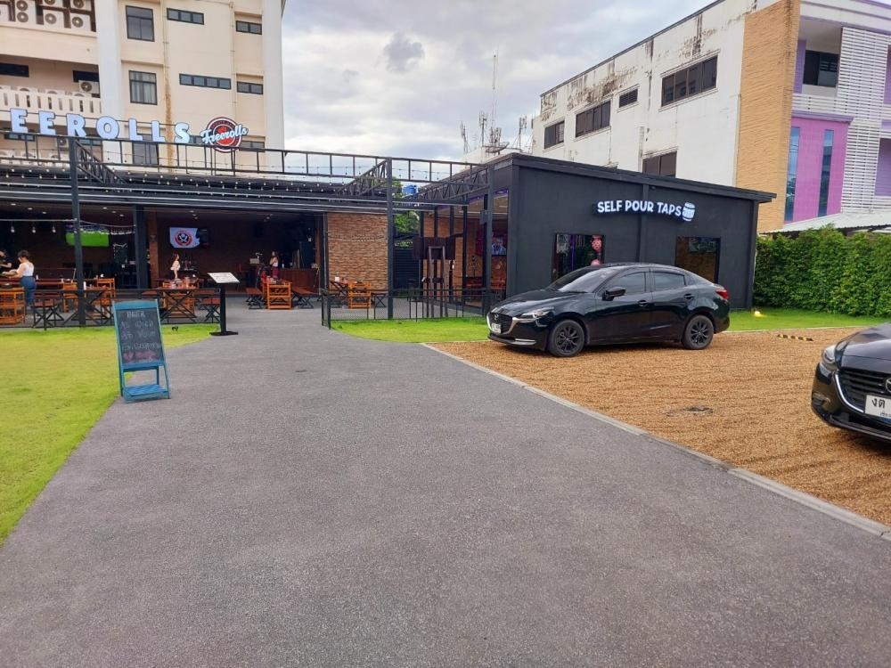 Take in the cultural atmosphere while dining outdoors
