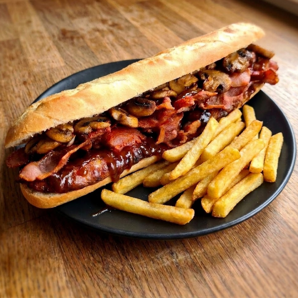BBQ Wurst, Bacon & Pilz-Sandwich