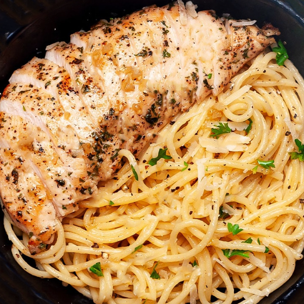Gegrillte Hähnchenbrust mit Spaghetti