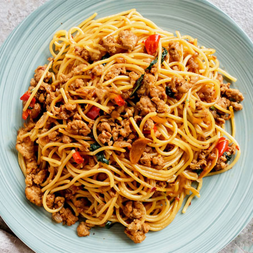 Spaghetti Pad Kra Pao Schweinefleisch