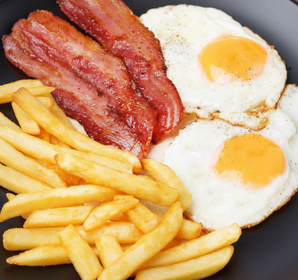 2 Spiegeleier, 2 Speckscheiben und große Pommes